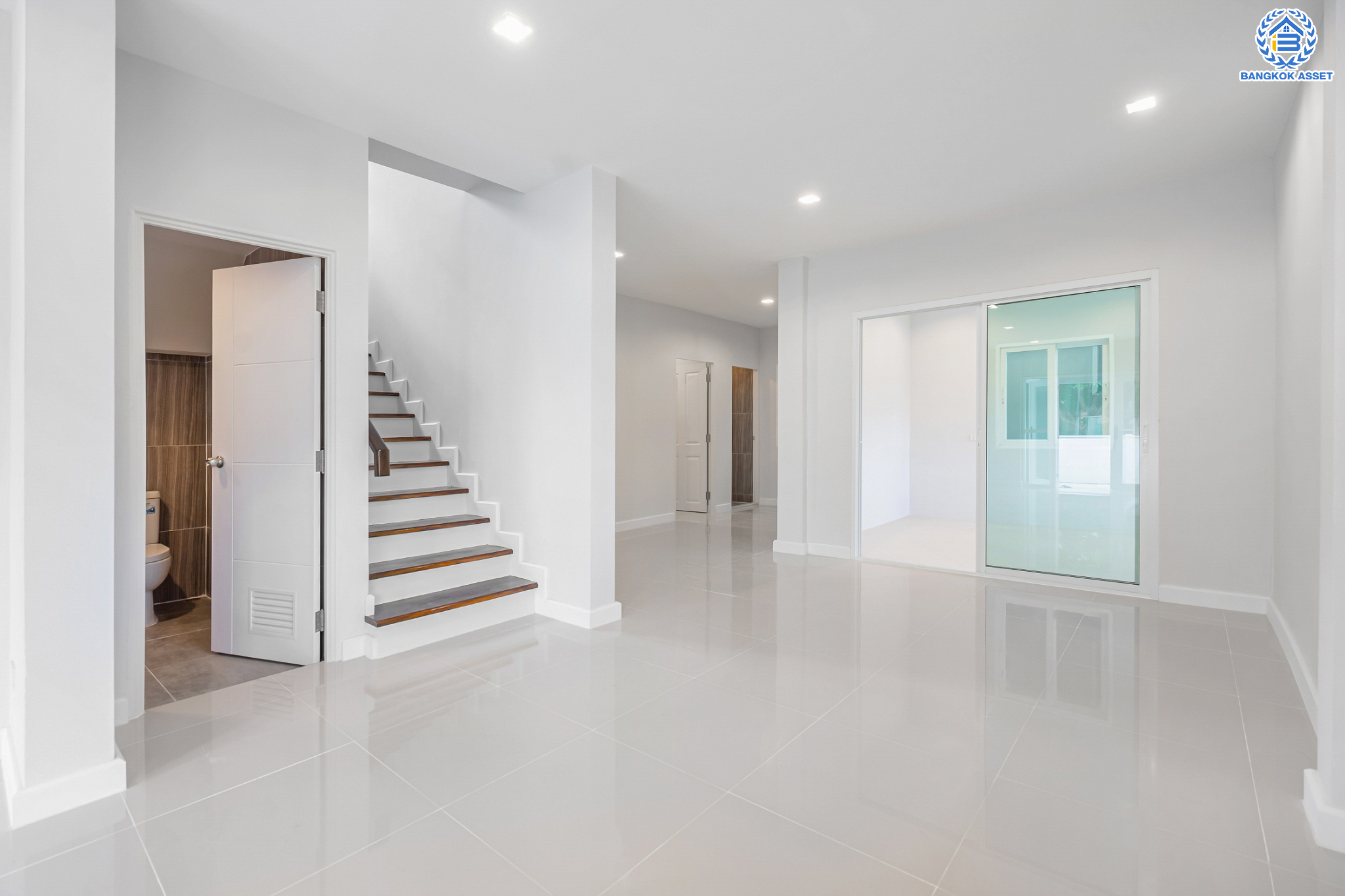 บ้านมือสองตกแต่งใหม่ ม.เศรณี คาซ่า ดอนเมือง บ้านเดี่ยว หลังมุม เนื้อที่ 56.2 ตร.ว. ฟังก์ชันจัดเต็ม 5 ห้องนอน 5 ห้องน้ำ 1 ห้องอเนกประสงค์ จอดรถได้ 2 คัน พร้อมมีพื้นที่สีเขียวที่ให้คุณจัดมุมพักผ่อนเล็กๆ ได้ชิลๆ ราคาคุ้มสุดในย่านนี้! ใกล้สนามบินดอนเมือง, ทางด่วน "ศรีสมาน" และรถไฟฟ้าสายสีแดง "สถานีดอนเมือง"